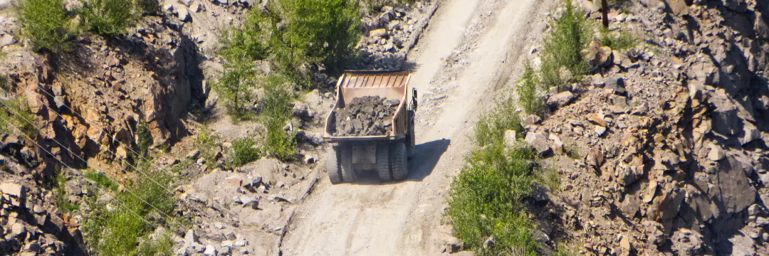 Camión minero en un camino de cantera